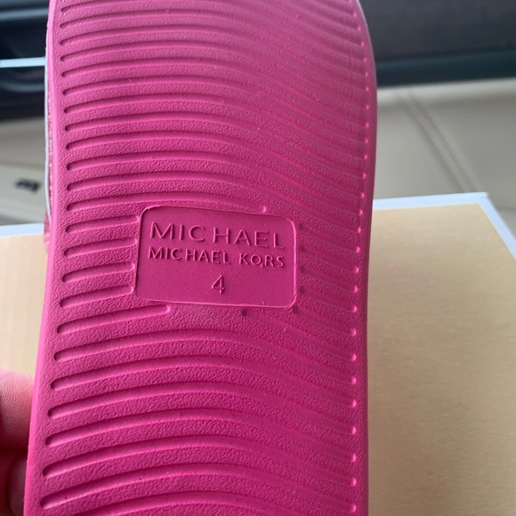 Michael kors girls slides - Picture 3 of 3